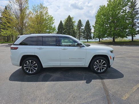 Used 2022 Jeep Grand Cherokee Overland w/ Luxury Tech Group IV AWD/4WD image 6