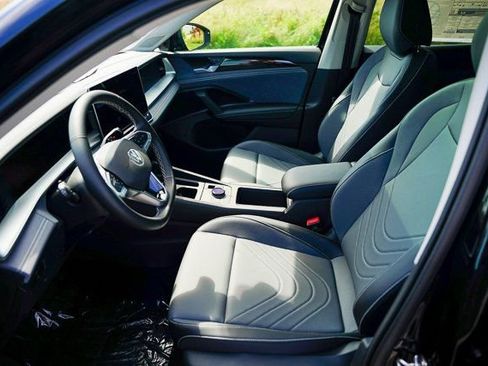 Used 2025 Volkswagen Tiguan SE w/ Panoramic Sunroof Package image 7