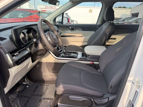 Used 2024 Kia Carnival LX image 15