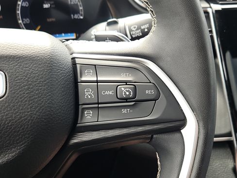 Used 2023 Jeep Grand Cherokee Altitude AWD/4WD image 20