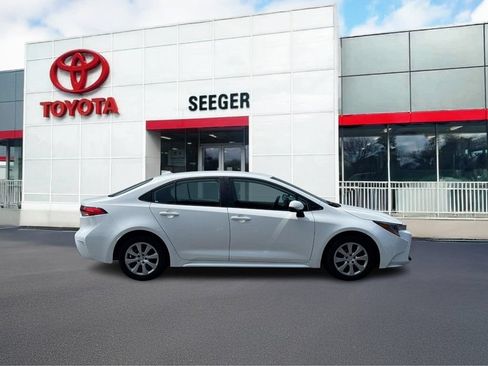 Used 2025 Toyota Corolla LE FWD image 2