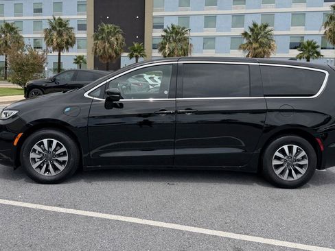 Used 2025 Chrysler Pacifica Select FWD image 18