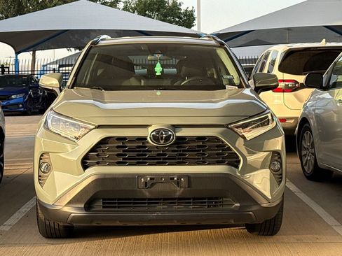 Used 2020 Toyota RAV4 XLE w/ Convenience Package FWD image 2