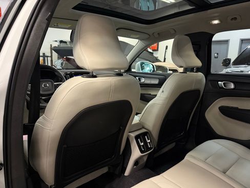 Used 2025 Volvo XC40 B5 Plus image 36