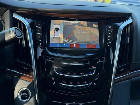 Used 2019 Cadillac Escalade Luxury AWD/4WD image 13
