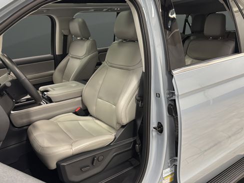 Used 2025 Ford Expedition Max Active AWD/4WD image 9