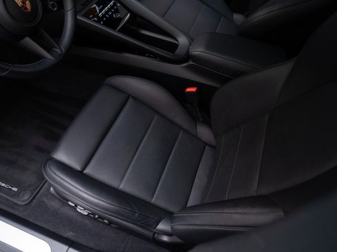 Certified 2025 Porsche Macan Electric image 17