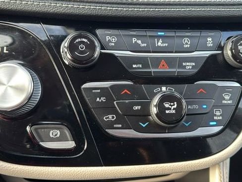 Used 2022 Chrysler Pacifica Limited image 26