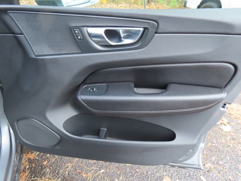 Used 2019 Volvo XC60 T6 Momentum w/ Premium Package image 21