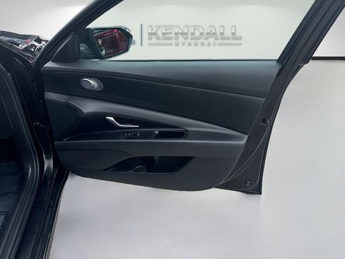 Used 2025 Hyundai Elantra SE FWD image 30