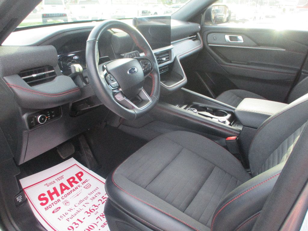 Used 2025 Ford Explorer ST-Line w/ ST-Line Street Pack AWD/4WD image 4