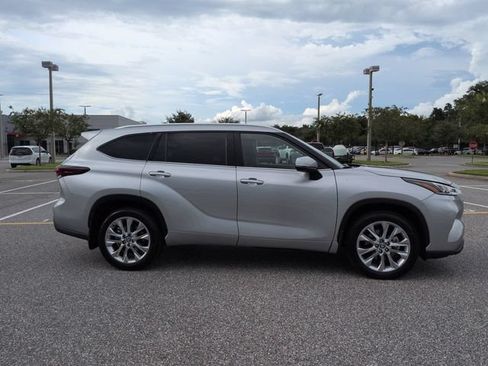 Used 2024 Toyota Highlander Limited FWD image 3
