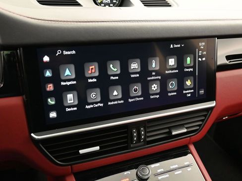 Certified 2022 Porsche Cayenne E-Hybrid Coupe AWD/4WD image 21
