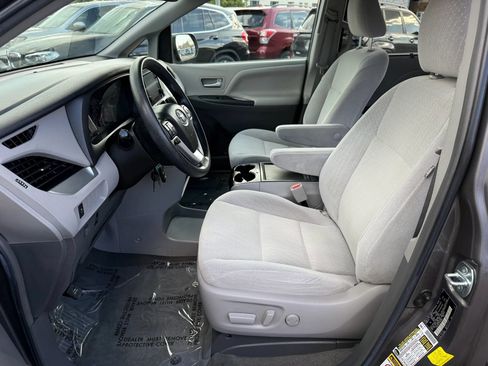 Used 2016 Toyota Sienna LE AWD/4WD image 12
