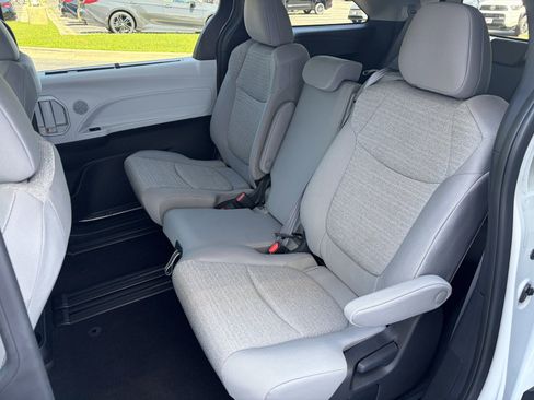 Used 2025 Toyota Sienna LE AWD/4WD image 9