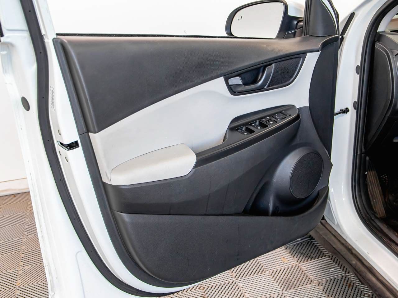 Used 2023 Hyundai Kona SEL w/ Cargo Package FWD image 9