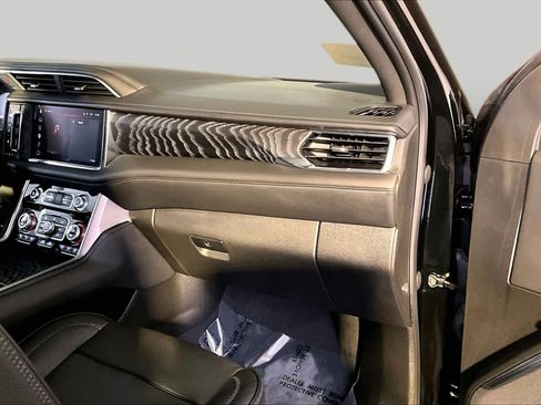 Used 2023 GMC Yukon XL Denali AWD/4WD image 19