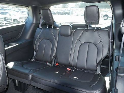 New 2026 Chrysler Pacifica Select image 23