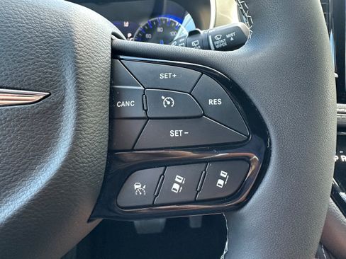Used 2024 Chrysler Pacifica Limited w/ S Appearance Package FWD image 24