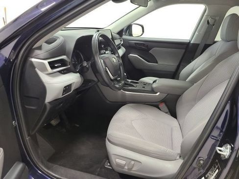 Used 2023 Toyota Highlander LE FWD image 19
