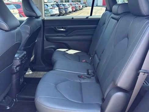 Used 2024 Toyota Grand Highlander AWD image 11