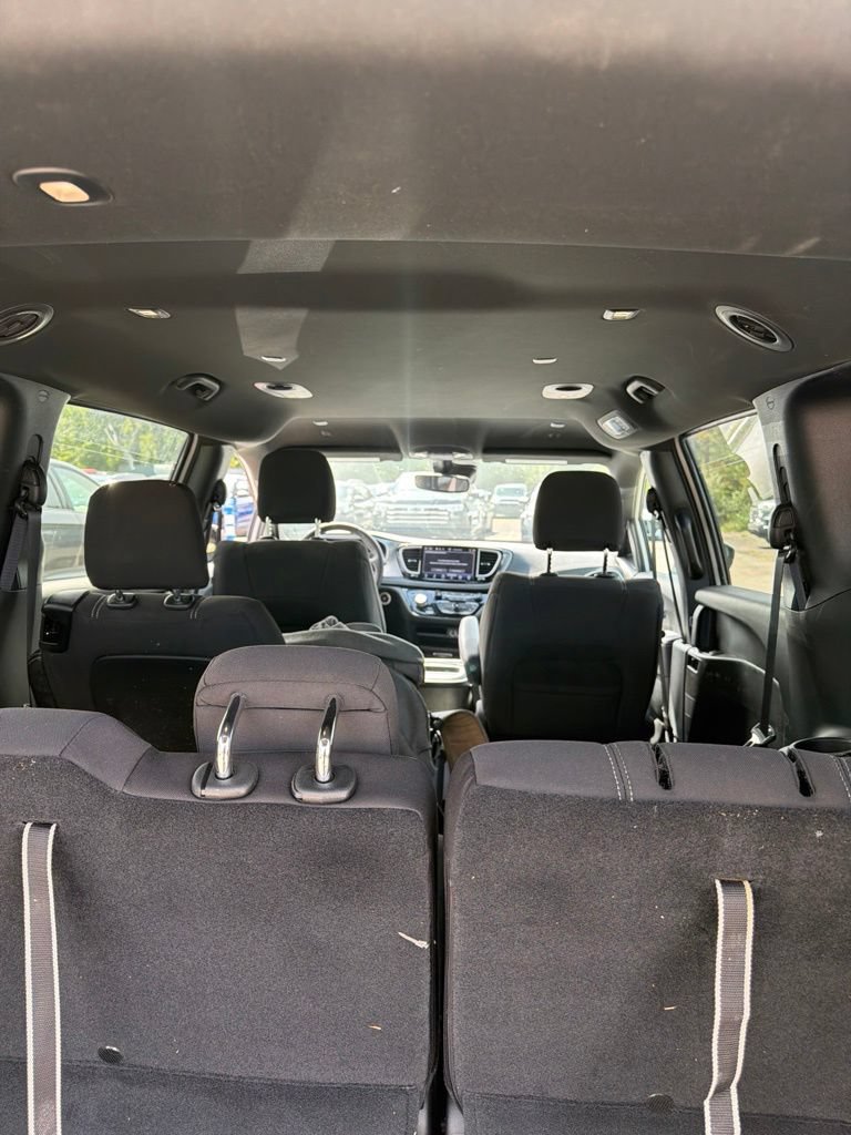 Used 2023 Chrysler Pacifica Touring FWD image 9