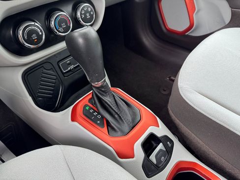 Used 2015 Jeep Renegade Latitude FWD image 26