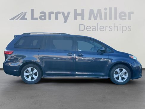 Used 2018 Toyota Sienna LE w/ Carpet Mat Package FWD image 6