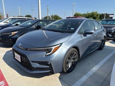 Used 2025 Toyota Corolla SE w/ SE Premium Package FWD image 2