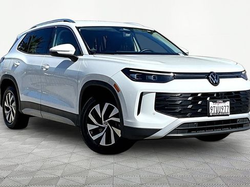 Used 2025 Volkswagen Tiguan S FWD image 1