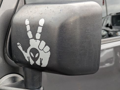 Used 2017 Jeep Wrangler Unlimited Sahara w/ Connectivity Group image 27