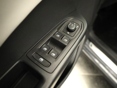 New 2026 Volkswagen Taos SE image 10