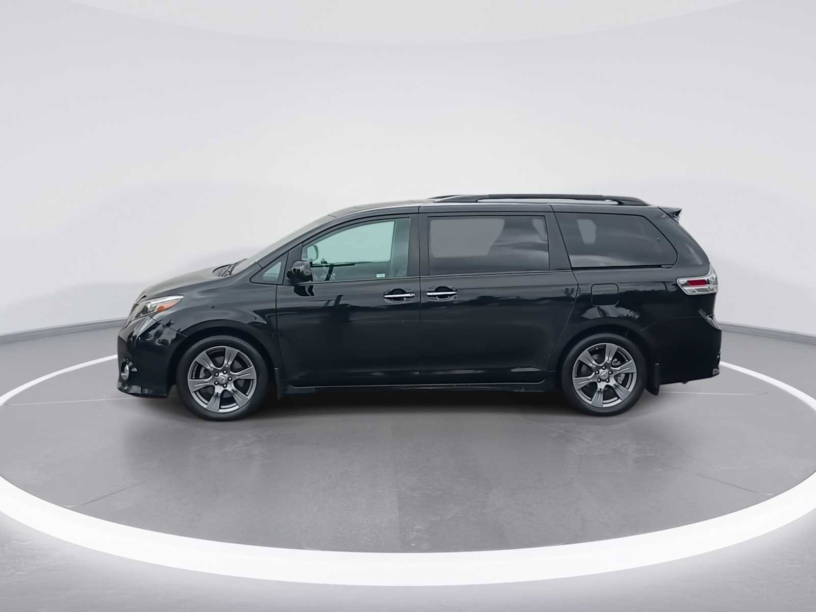 Certified 2017 Toyota Sienna SE w/ SE Preferred Package FWD image 5