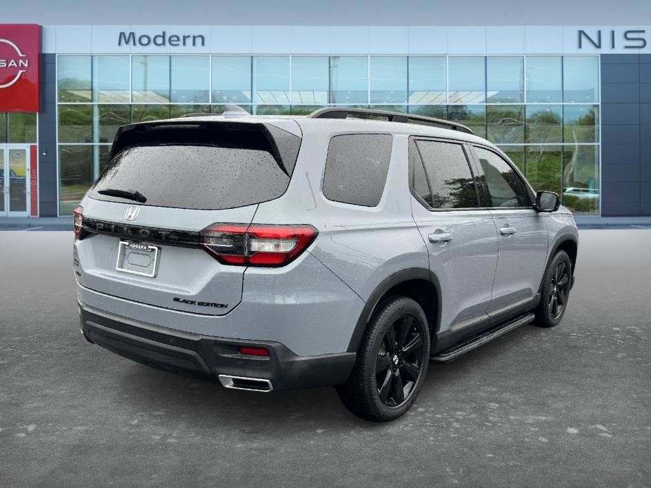 Used 2025 Honda Pilot Black Edition image 5