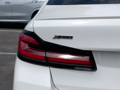 Used 2022 BMW M550i xDrive w/ Dynamic Handling Package image 11