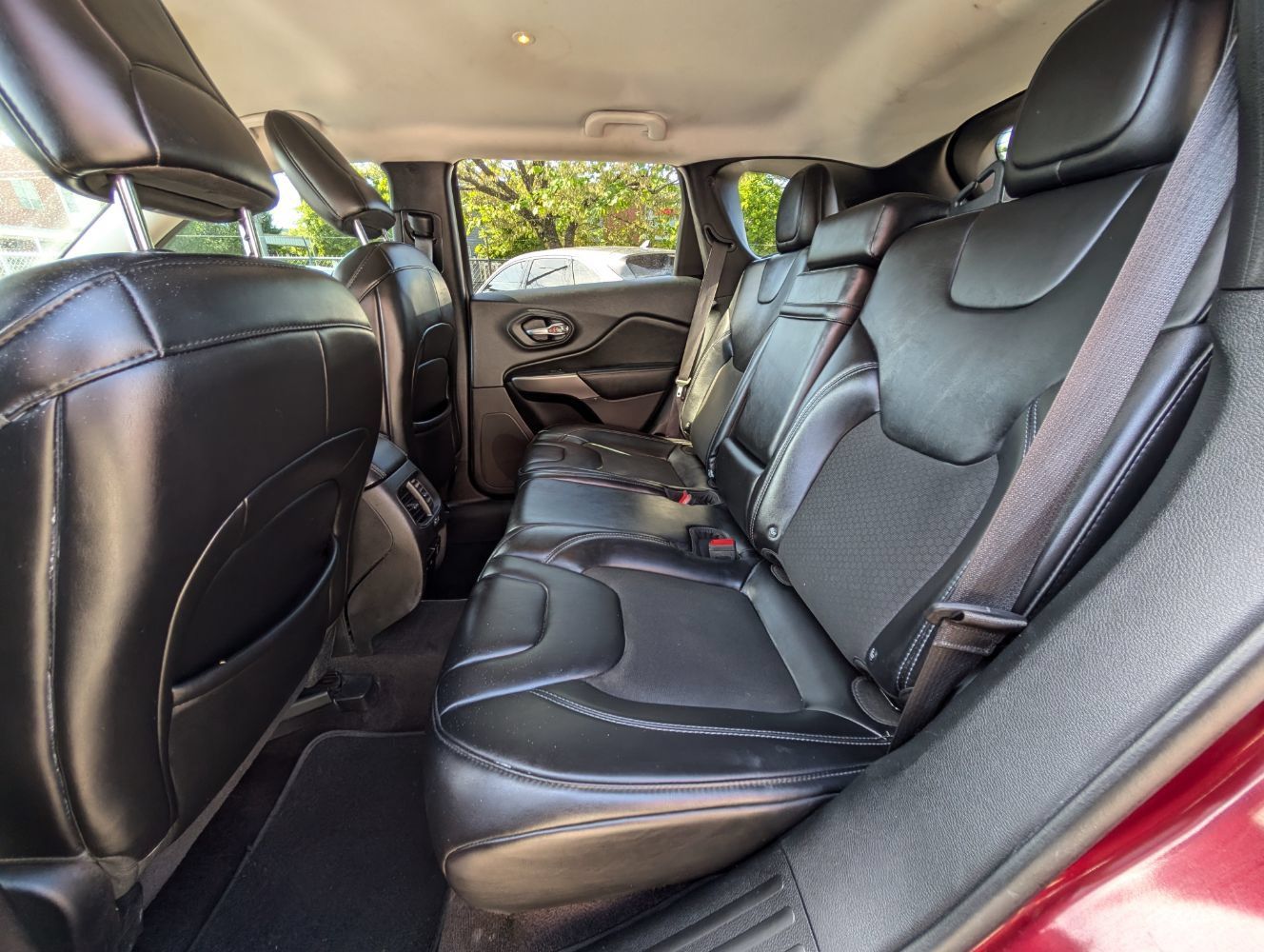Used 2019 Jeep Cherokee Latitude Plus w/ Comfort/Convenience Group FWD image 17