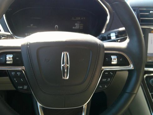 Used 2019 Lincoln Continental Select image 39