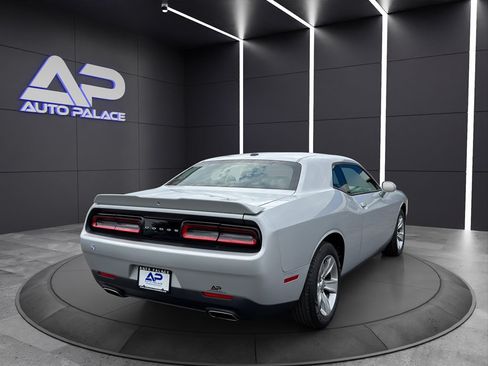 Used 2021 Dodge Challenger SXT RWD image 6