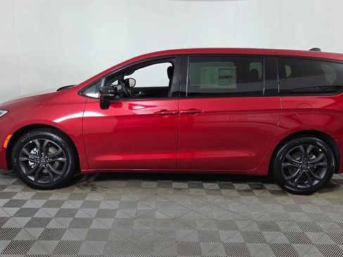New 2026 Chrysler Pacifica Select image 4