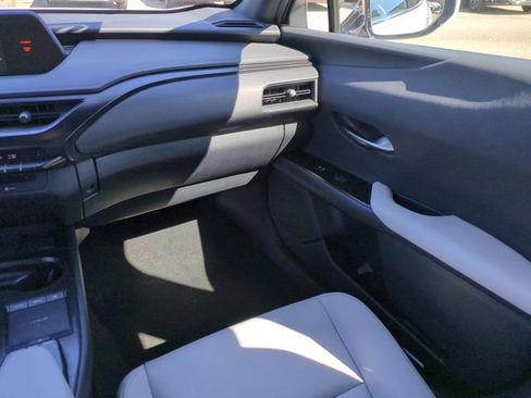 Used 2021 Lexus UX 200 image 16