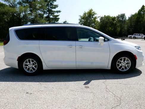 Used 2021 Chrysler Pacifica Touring-L image 5
