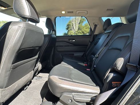 Used 2023 Nissan Pathfinder SL w/ Black Appearance Package image 14