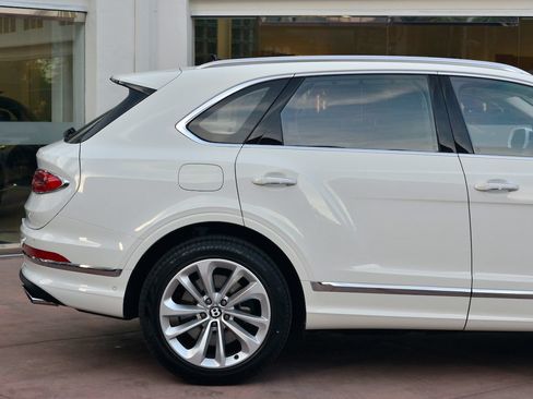 Used 2023 Bentley Bentayga AWD/4WD image 8