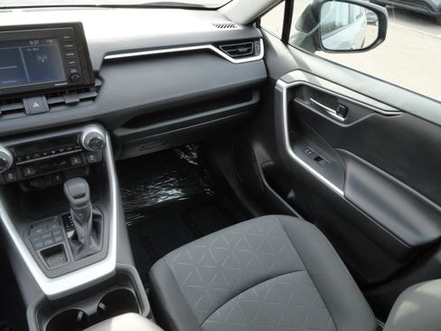 Used 2020 Toyota RAV4 XLE w/ Convenience Package image 7