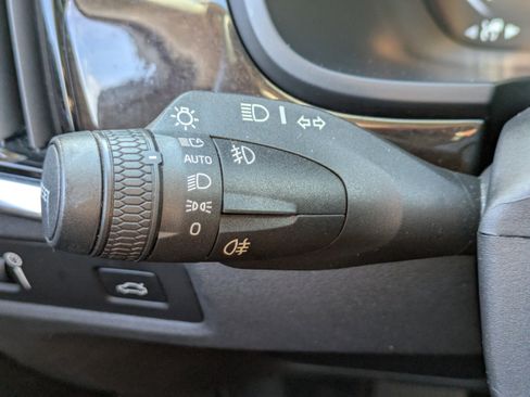 Used 2018 Volvo S90 T5 Momentum w/ Convenience Package image 28