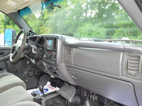Used 2004 Chevrolet Silverado 2500 W/T w/ Skid Plate Package AWD/4WD image 22