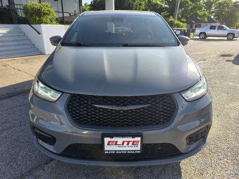 Used 2022 Chrysler Pacifica Touring-L w/ Uconnect Theater Family Group FWD image 2