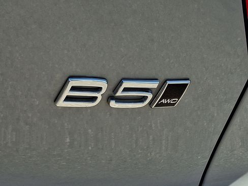 Certified 2024 Volvo XC40 B5 Plus w/ Climate Package AWD/4WD image 30