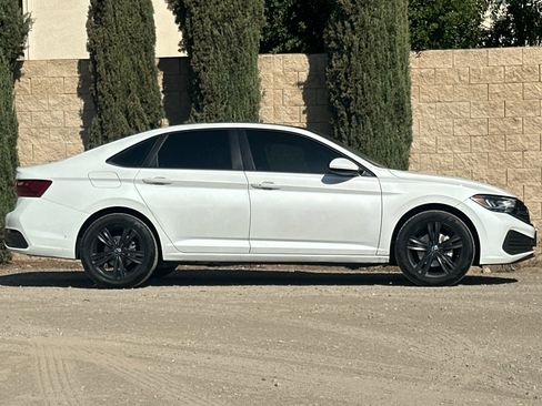 Certified 2024 Volkswagen Jetta SE w/ Panoramic Sunroof Package image 3