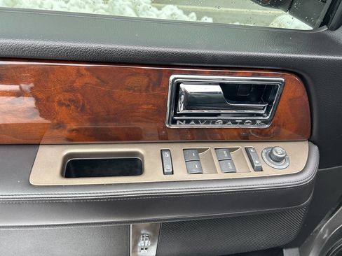 Used 2014 Lincoln Navigator 4WD image 4
